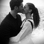 Belen e Stefano bacio sul mare